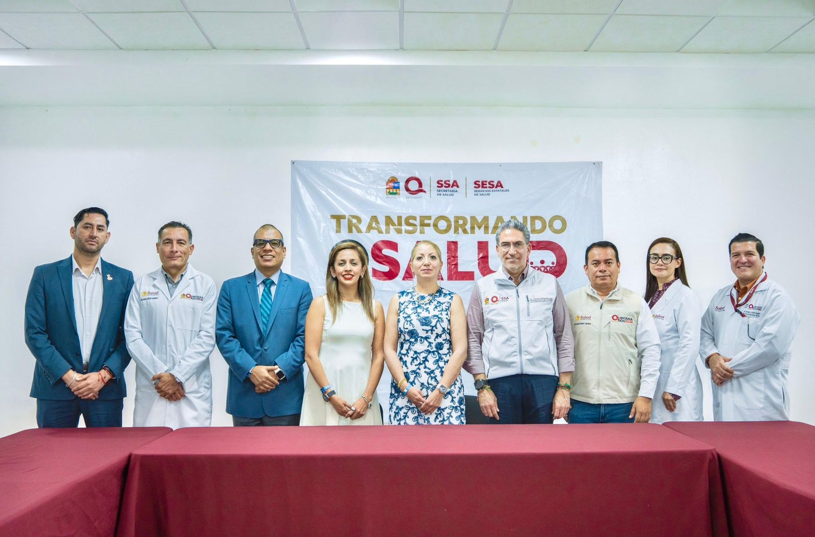 -La Secretaría de Salud del Estado de México, presentó el funcionamiento del Banco de Tejidos a través de un convenio en materia de procuración, procesamiento, almacenamiento y suministro de piel, tejido músculo-esquelético, tejido amniótico y tejido corneal, estrategia denominada como “Código Tejiendo Vidas Cancún.- La gobernadora Mara Lezama Espinosa, encabeza la suma de esfuerzos para consolidar el sistema estatal de Trasplantes en Quintana Roo con el objetivo de salvar más vidas, fortalecer los procesos y avanzar hacia un sistema más eficiente y solidario en materia de donación, procuración y trasplantes de órganos y tejidos, en beneficio de quienes más lo necesitan. En este sentido, la secretaria de Salud y directora general del Instituto de Salud del Estado de México, Dra. Macarena Montoya Olvera, realizó una gira de trabajo en Quintana Roo para la presentación del funcionamiento del Banco de Tejidos de su entidad, a través de un convenio de colaboración en materia de procuración, procesamiento, almacenamiento y suministro de piel, tejido músculo-esquelético, tejido amniótico y córneas, estrategia denominada “Código Tejiendo Vidas”. El secretario de Salud y director general de los Servicios Estatales de Salud, Flavio Carlos Rosado, destacó que con esta colaboración interinstitucional se resalta la visión de futuro de la gobernadora para impulsar el desarrollo de las capacidades necesarias fortalecer los servicios de alta especialidad en materia de procuración y trasplantes. Con estas acciones, dijo, se busca asegurar que las y los pacientes quintanarroenses tengan acceso oportuno a tratamientos que pueden marcar la diferencia entre vivir con limitaciones o recuperar plenamente su calidad de vida. Hizo notar que la promoción de la cultura de la donación y el fortalecimiento de los procesos de trasplante, para el bienestar de los pacientes que requieren procedimientos de alta complejidad, se enmarca en el Nuevo Acuerdo por el Bienestar y Desarrollo de Quintana Roo que promueve la gobernadora Mara Lezama Espinosa, a fin de garantizar a los habitantes el acceso universal a una salud digna, eficiente y con sentido humano. Por su parte, la Secretaria de Salud y Drectora general del Instituto de Salud del Estado de México, Macarena Montoya Olvera, destacó que esta iniciativa tiene el objetivo de construir un puente de beneficio mutuo, como lo es el acceso universal a la salud, gratuito y de calidad. Acompañada del Dr. Gildardo Cortés Julián, director del Centro Estatal de Trasplantes, la Dra. Ingrid Marisol Pérez, directora general del Banco de Tejidos del Estado de México y Joshimar Félix Velasco Jara, jefe de la Unidad de Vinculación Interinstitucional, explicó que se trata de facilitar el acceso a materiales biológicos y dar una esperanza de vida a los pacientes que están a la espera de un trasplante. Al término de la reunión, Flavio Carlos Rosado subrayó que, con estas acciones, el gobierno humanista de Mara Lezama reitera su compromiso de priorizar la salud de la población, y destacó que para Quintana Roo este encuentro representa un paso fundamental para consolidar el Centro Estatal de Trasplantes, fortalecer los procesos de donación y avanzar hacia un sistema más eficiente y solidario en materia de procuración y trasplantes de tejidos.